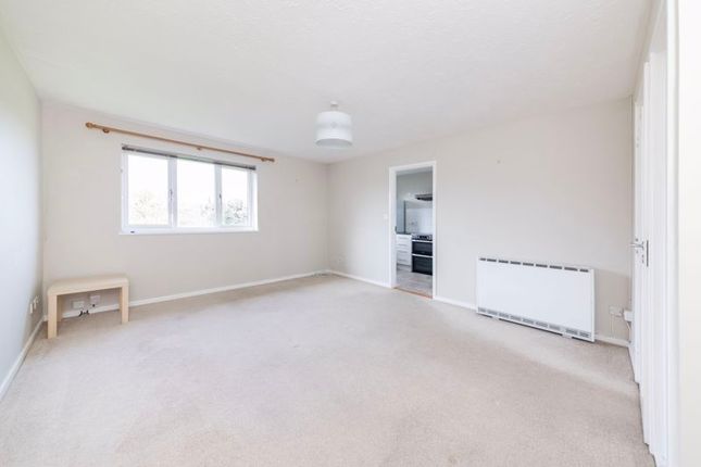 Flat for sale in Linacre Close, Didcot