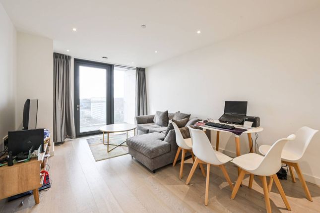 Flat for sale in City North Place, Finsbury Park, London