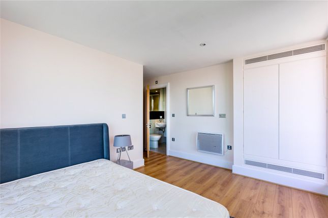Flat to rent in Hamilton House, 6 St. George Wharf, London