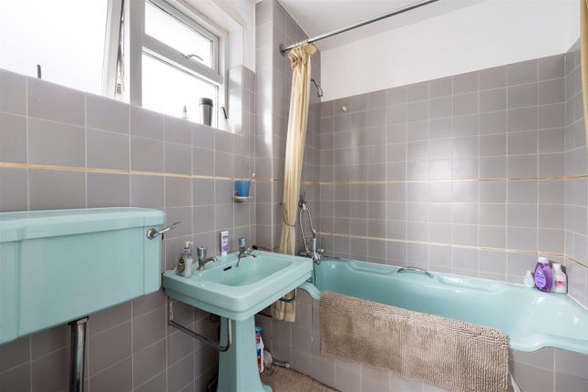 The Warren Drive, E11