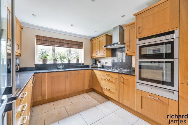 34, Hatch Road, Swindon photo 3