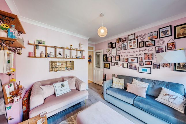 35, Hockley Avenue, London photo 4
