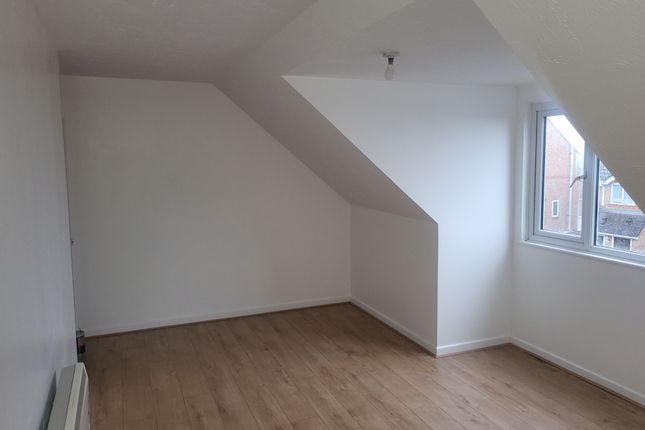 Flat to rent in Philimore Close, London