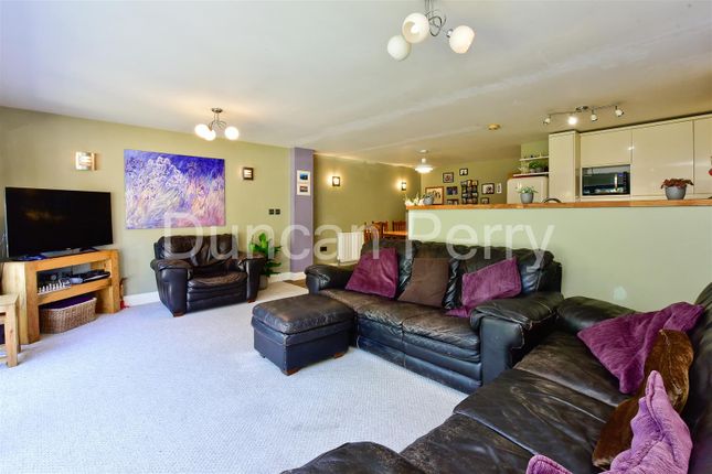 72, Santers Lane, Potters Bar photo 4