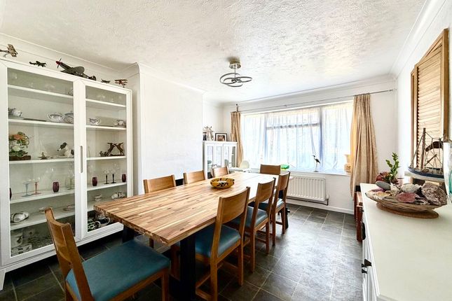 7, Warren Crescent, Calne photo 3