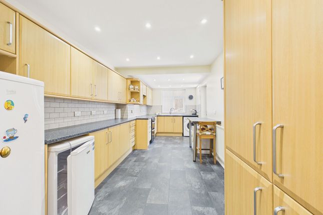 13 Lyndhurst Close, Blaydon-On-Tyne photo 3