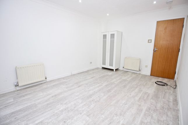 1, Kestrel Close, Colindale photo 4