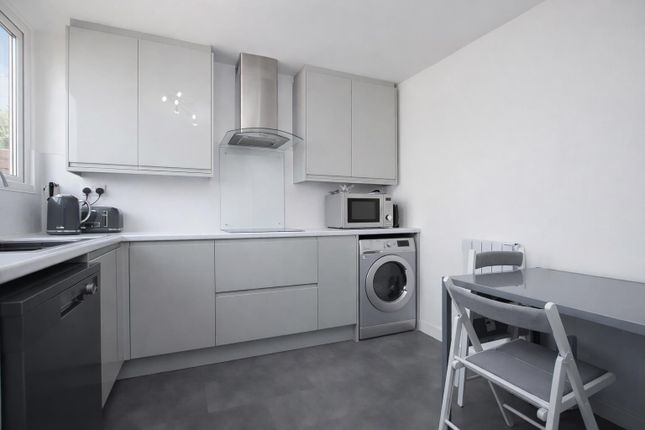 32, Watling Court, Elstree photo 2