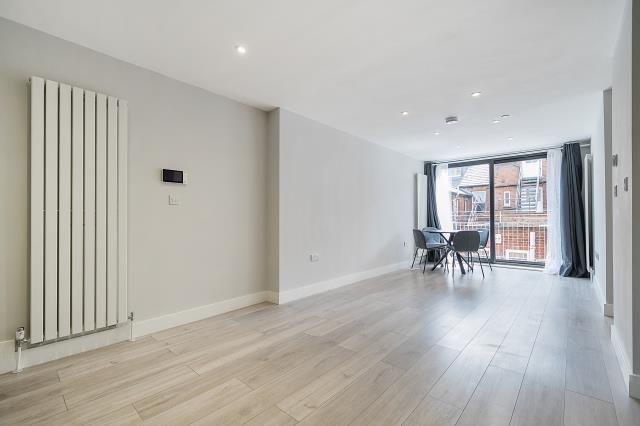 Flat 2, 9, Heath Villa, BERKS photo 4