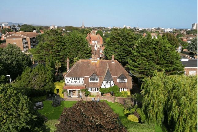 68 Grand Avenue, Worthing photo 4