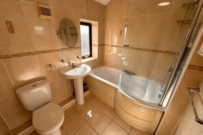 17, Throstle Avenue, LEEDS photo 4