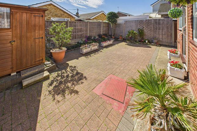 37, Waarem Avenue, Canvey Island photo 3