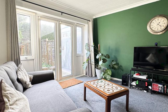 4, Swanley Close, Eastbourne photo 3