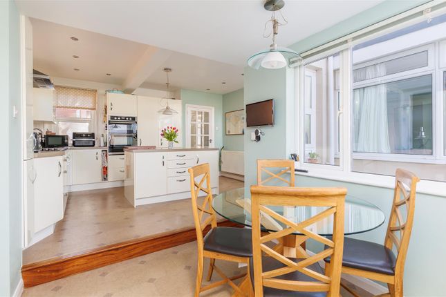 Kitchen/Breakfast Area