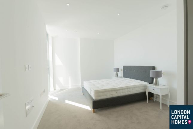 Flat to rent in Carrara Tower, 250 City Road, London