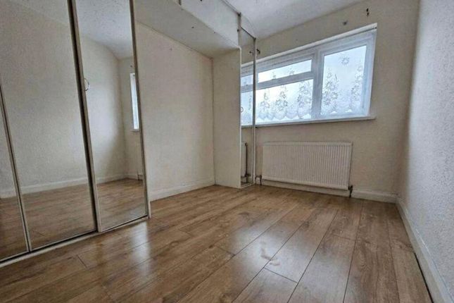 35, Repton Avenue, Greater London photo 4