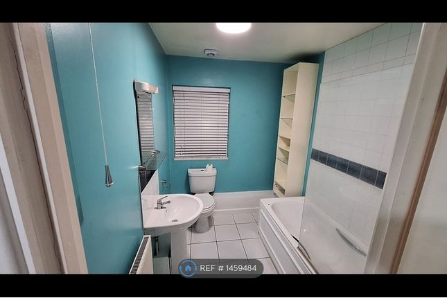 Flat  Windsor House, Mountfield Way, Orpington photo 3
