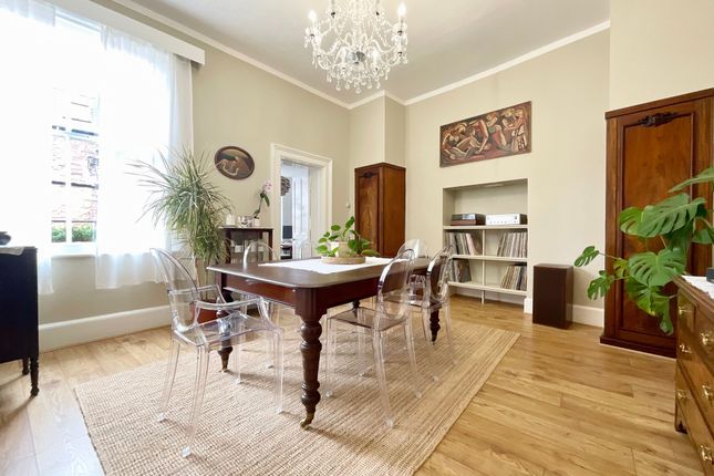 Flat 2, 1 Royal Crescent, Scarborough photo 3
