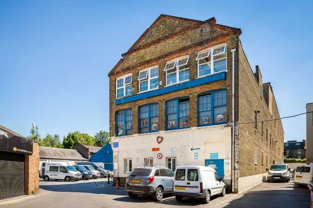 Office to let in Lavender Hill, London