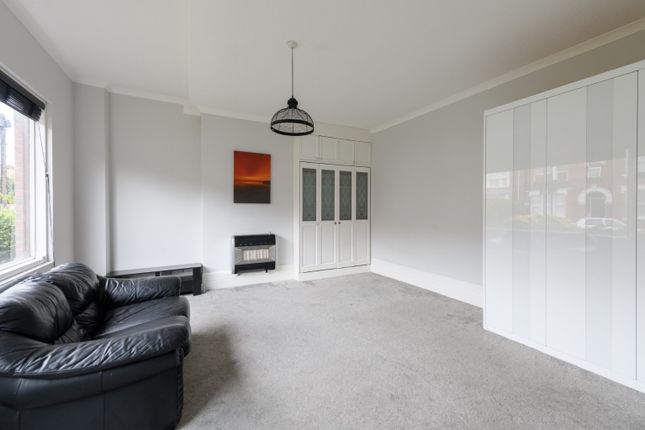 Flat 1, 37 Forest Drive West, London photo 4