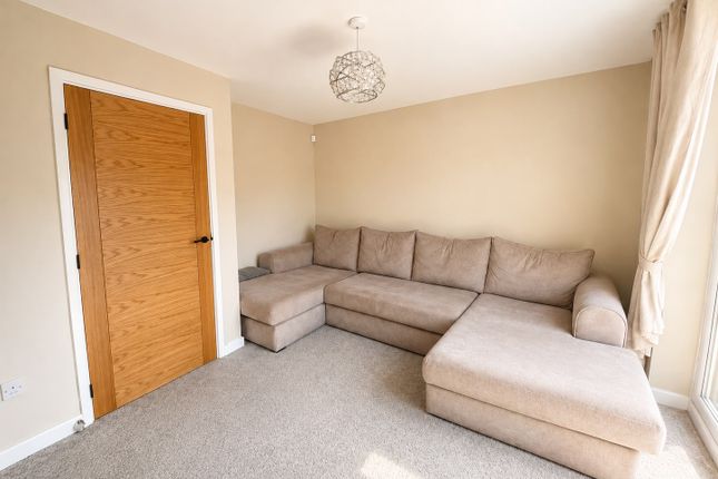 33, Meadowlands, Bradford photo 2
