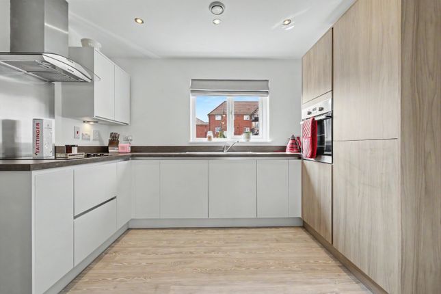 27 Swan Grove, Langdon Hills, Essex photo 3