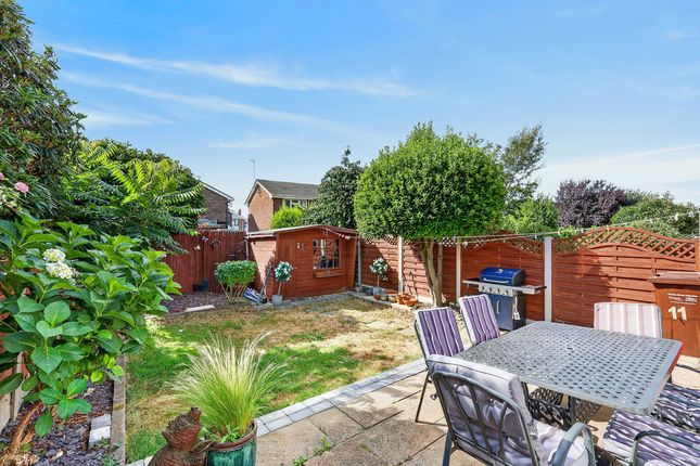 11, Asquith Gardens, Benfleet photo 2