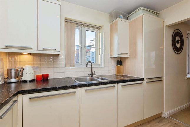 Flat 31, Barnshaw House, Coxhill Way, Aylesbury photo 3