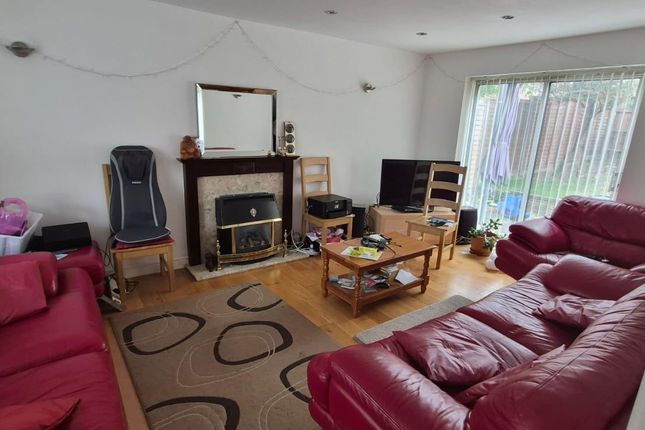 8, Wells Close, Bedford photo 3