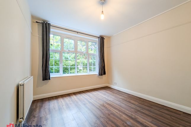 Wynash Gardens, Greater London photo 2