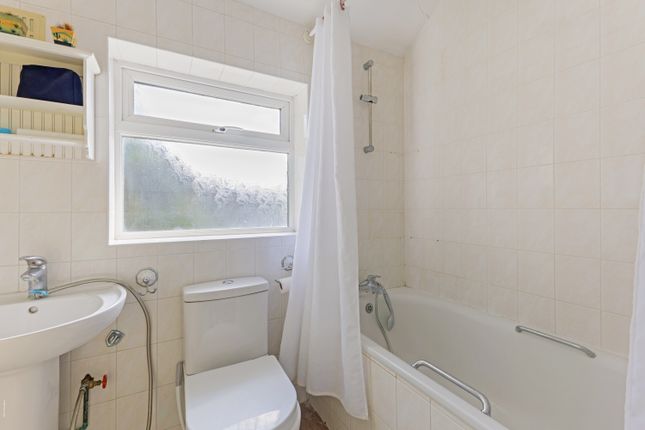 37, Nicoll Way, Borehamwood photo 4