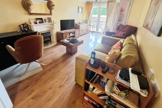 Flat 8, Cobbett Court, Hammond Close, Swindon photo 3