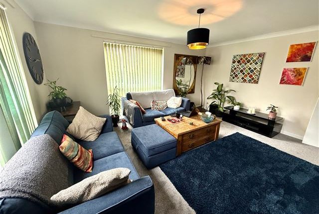 Flat 4, Hayton Court Chestnut Walk, Durrington photo 5