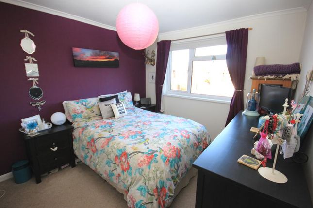 24, Bankside, Woking photo 4
