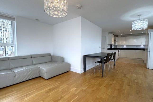 Duplex to rent in Tiller Road, London