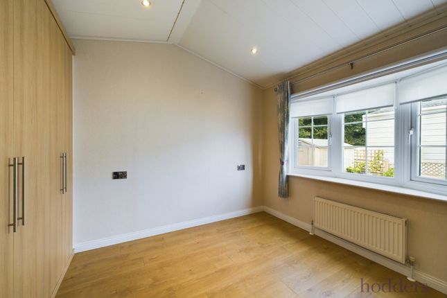 Mobile/park home for sale in Duffins Orchard, Ottershaw, Surrey
