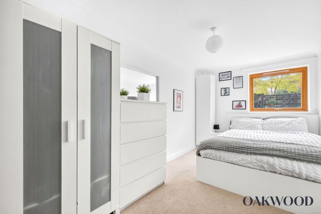 Flat 1, 68 George Downing Estate Cazenove Road, London photo 4