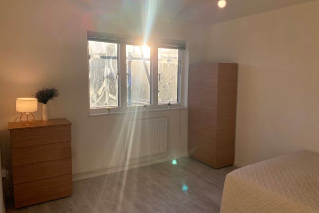 Thumbnail Room to rent in Longfield Estate, London