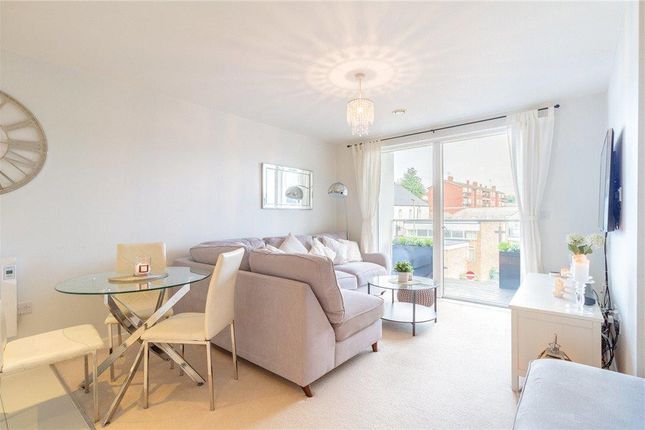 Thumbnail Flat to rent in 1 Bed Flat In Carolean Crescent, London