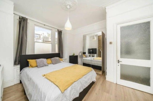 Flat A, 70, Silver Crescent, LONDON photo 2