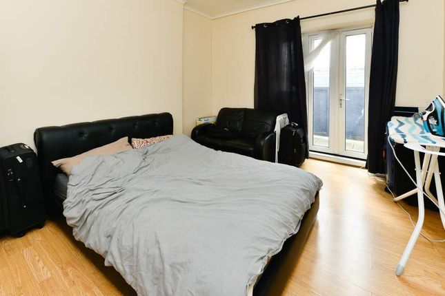 Flat to rent in Wickford Street, London