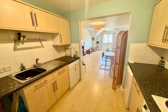 25 Charles William Apartments, North Leas Avenue, Scarborough photo 3