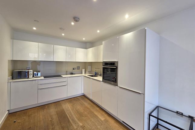 Waterford, 101, 7 Turnberry Quay, London photo 2