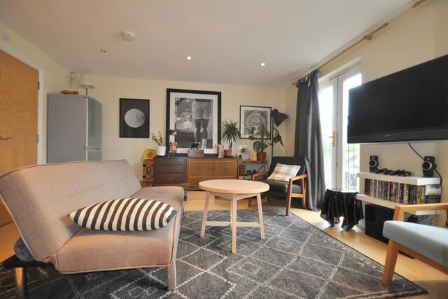 Terraced house to rent in Sternhall Lane, London