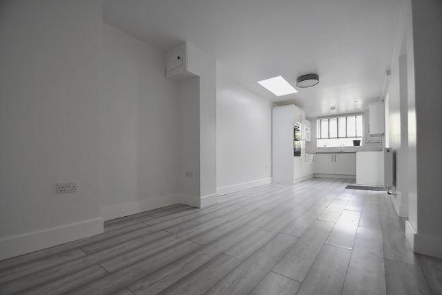 15 St Barbara, Monks Lane, Freshwater photo 3