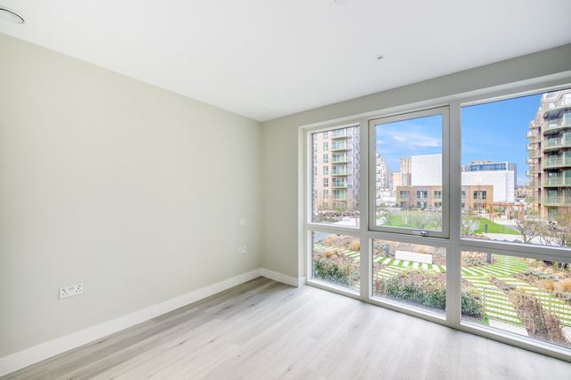 10 Astell Road, London photo 4