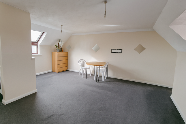 22, Lodgehill Park Close, Harrow photo 2