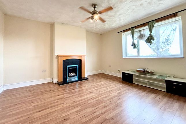 Longhayes Court, Chadwell Heath photo 3