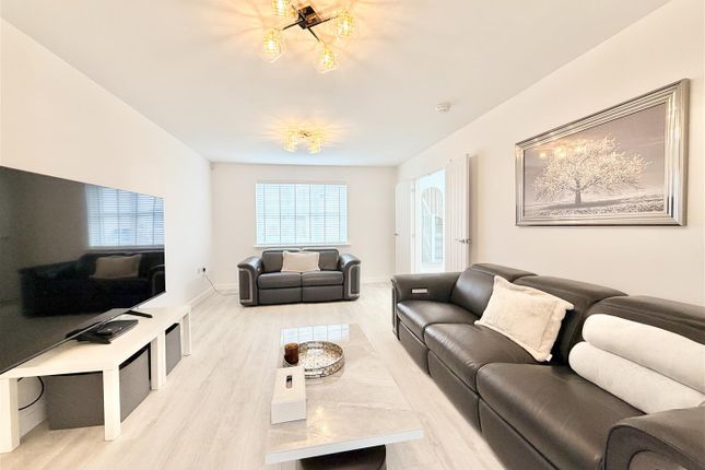 18, Arisaig Grove, Hamilton photo 4