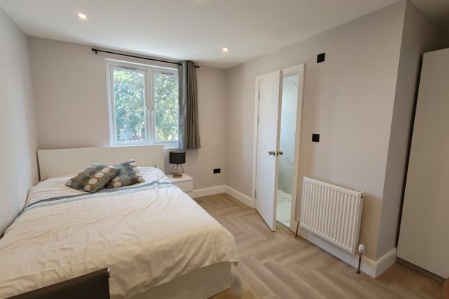 Studio flat on 2a Hartlepool Court, London, £1,500/mo